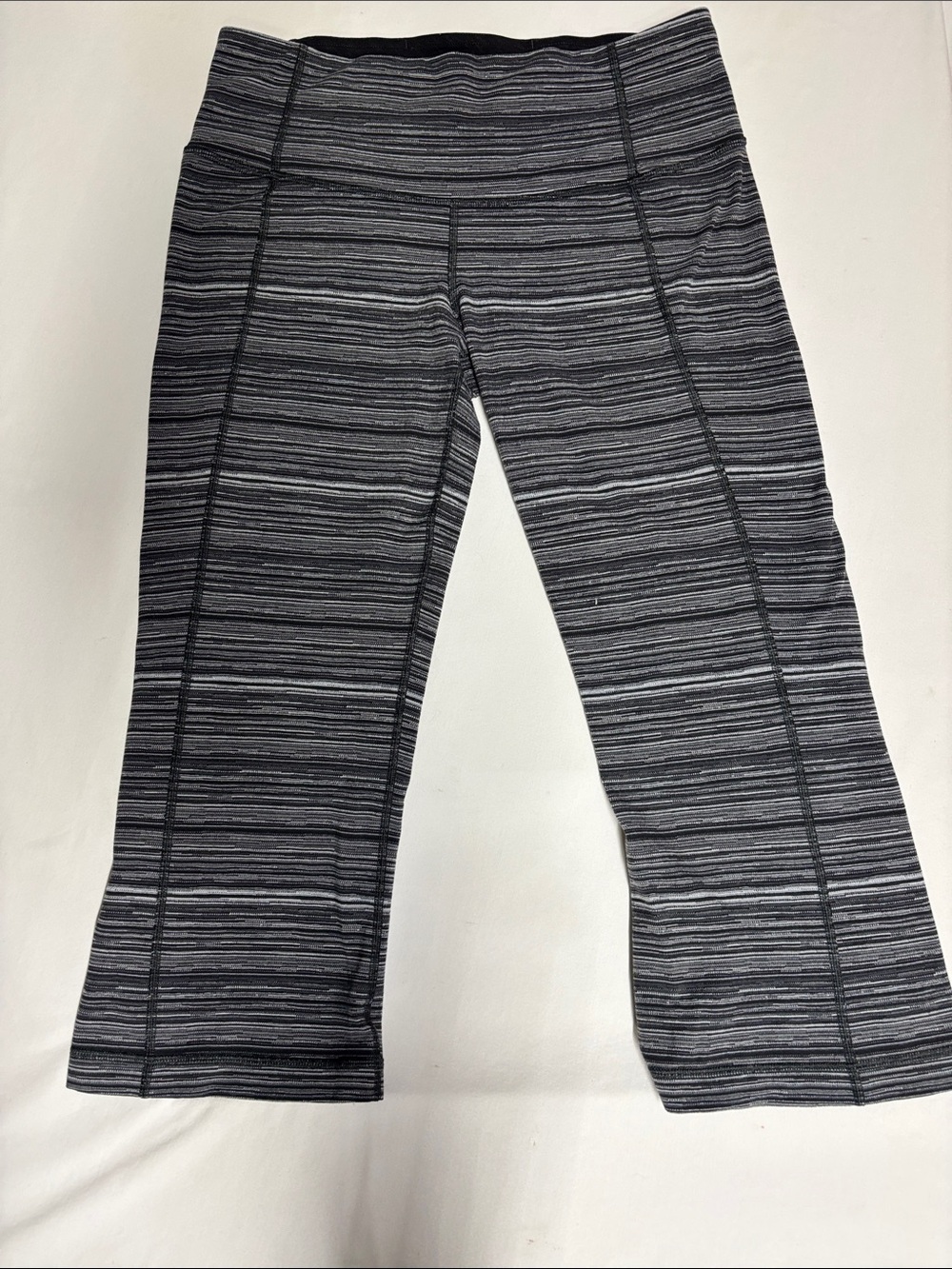 Lululemon Women’s Size 10 Space Dye Black Gray Cropped Leggings Yoga Pants